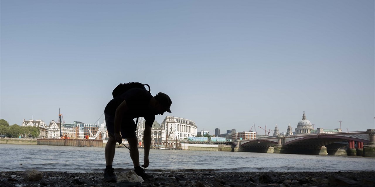 Londra'da Thames Nehri yatağındaki çamurdan antika toplama geleneği: "Mudlarking"
