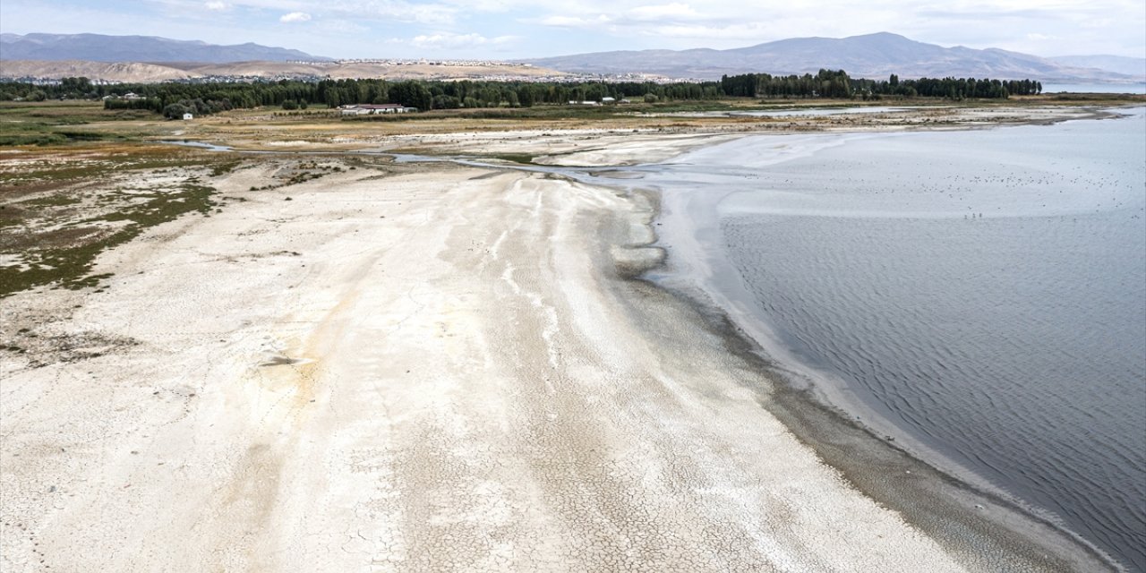 Van Gölü kuraklık nedeniyle küçülmeye devam ediyor