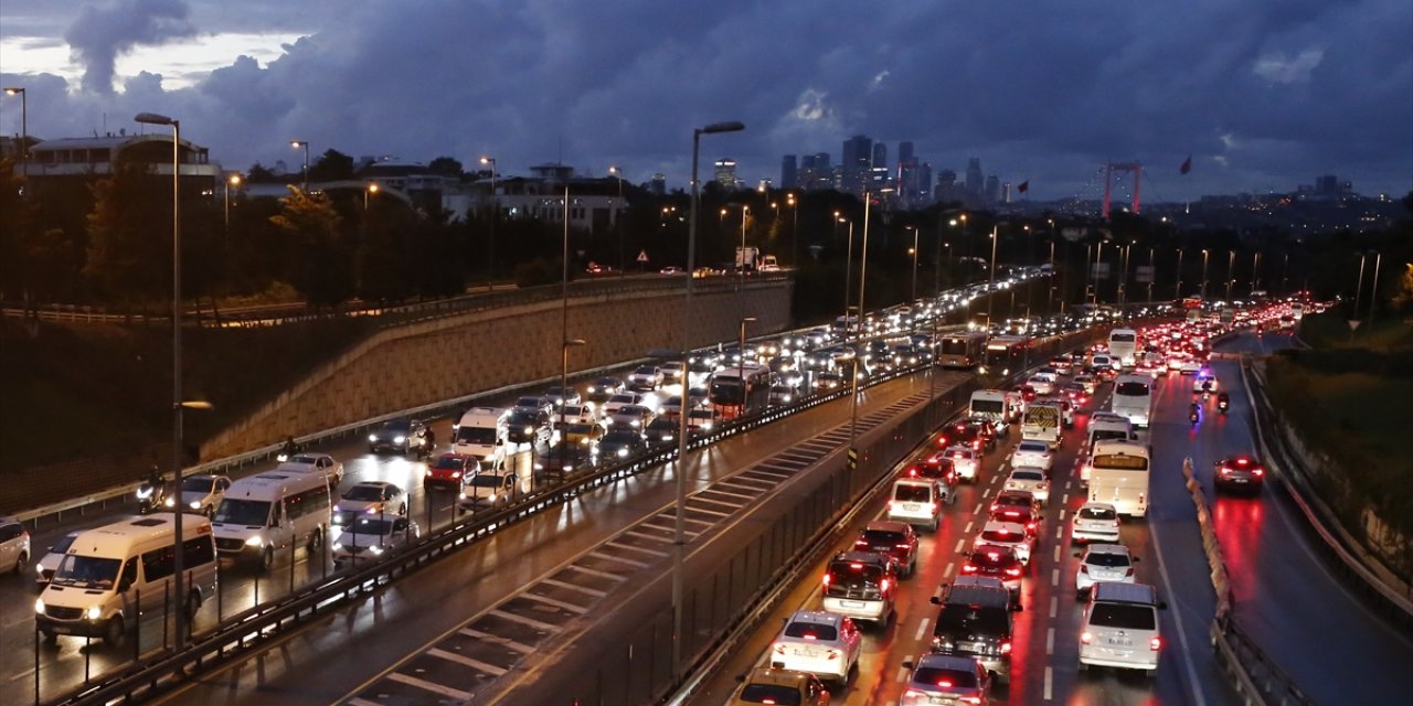 İstanbul'da yağışın da etkisiyle trafikte yoğunluk yaşanıyor