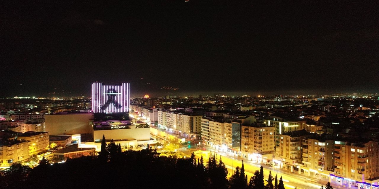 Antalya'da alışveriş merkezinin dış cephesine siyah kurdele yansıtıldı