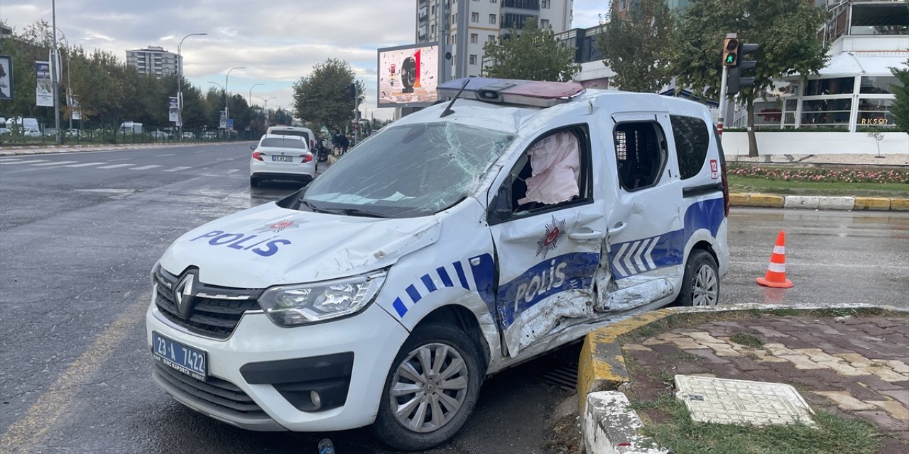 Elazığ'da otomobille çarpışan ekip aracındaki 2 polis yaralandı