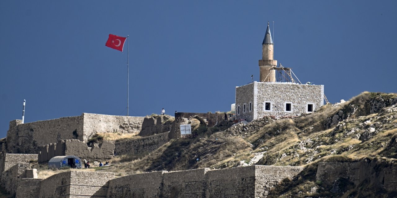 Van Kalesi'nin zirvesindeki Süleyman Han Camisi yeniden inşa ediliyor