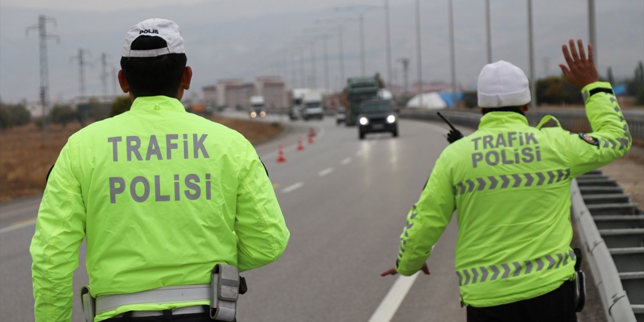 Erzincan'da trafik ekiplerinden kaza riski yüksek kavşaklarda dronla trafik denetimi