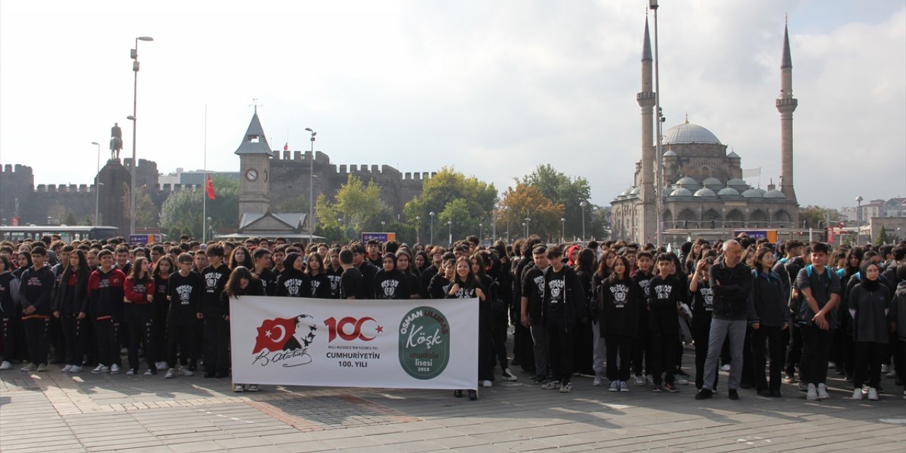 Kayseri Cumhuriyet Meydanı'nda 1200 öğrenci İstiklal Marşı'nı okudu