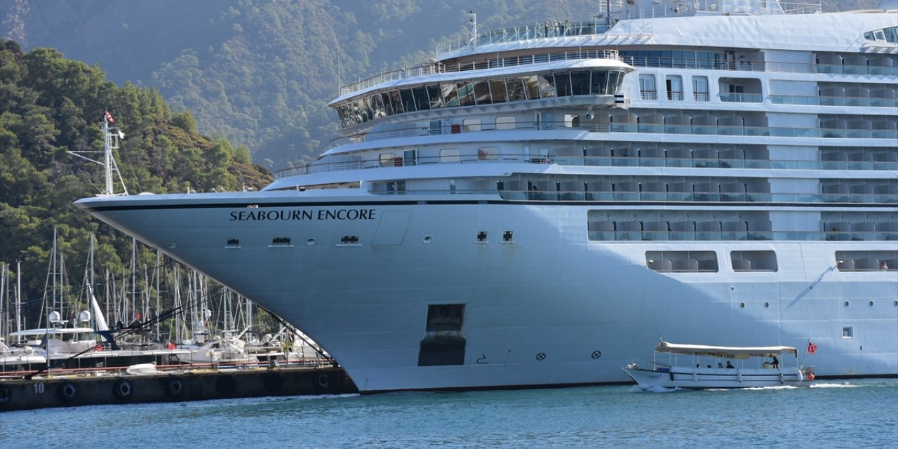 Yolcu gemisi "Seabourn Encore" Marmaris Limanı'na demirledi