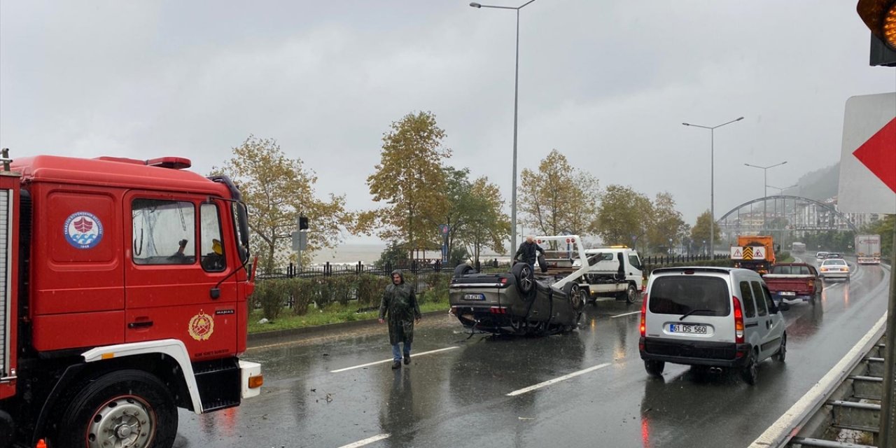 Trabzon'da otomobilin takla attığı kazada akademisyen çift yaralandı