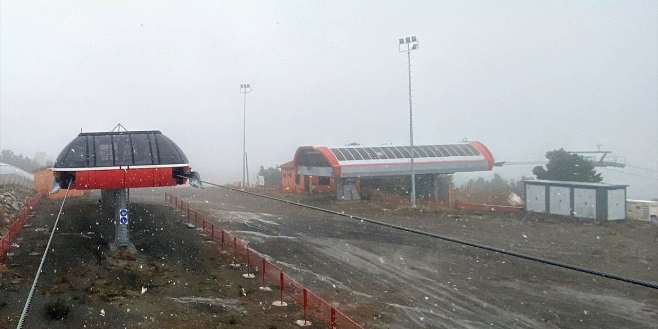 Cıbıltepe Kayak Merkezi'nin zirvesinde kar etkili oluyor