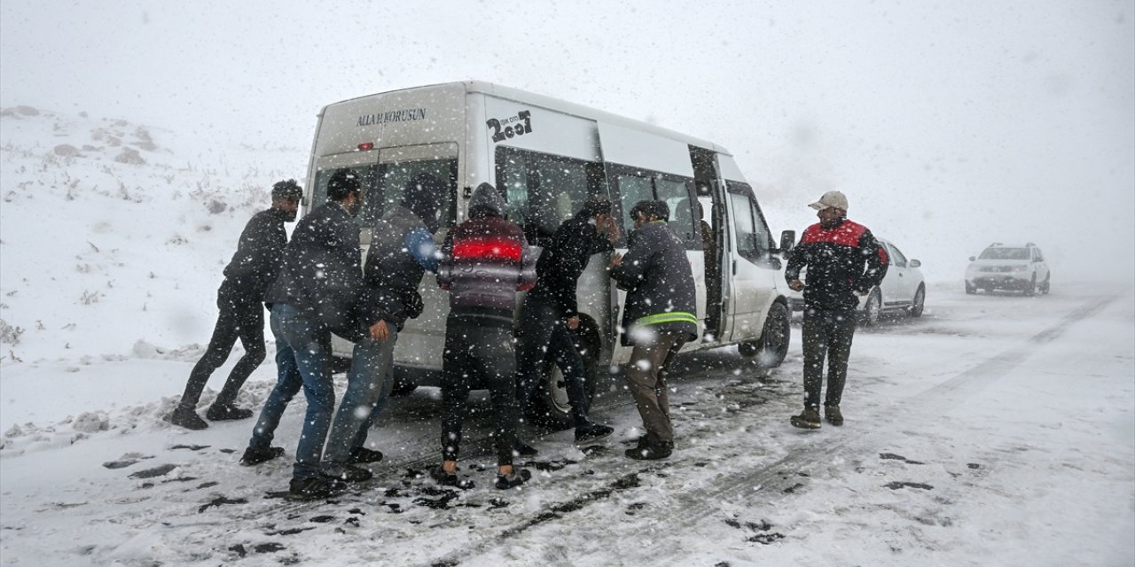 Van-Bahçesaray yolunda kar ve tipi nedeniyle birçok araç yolda kaldı