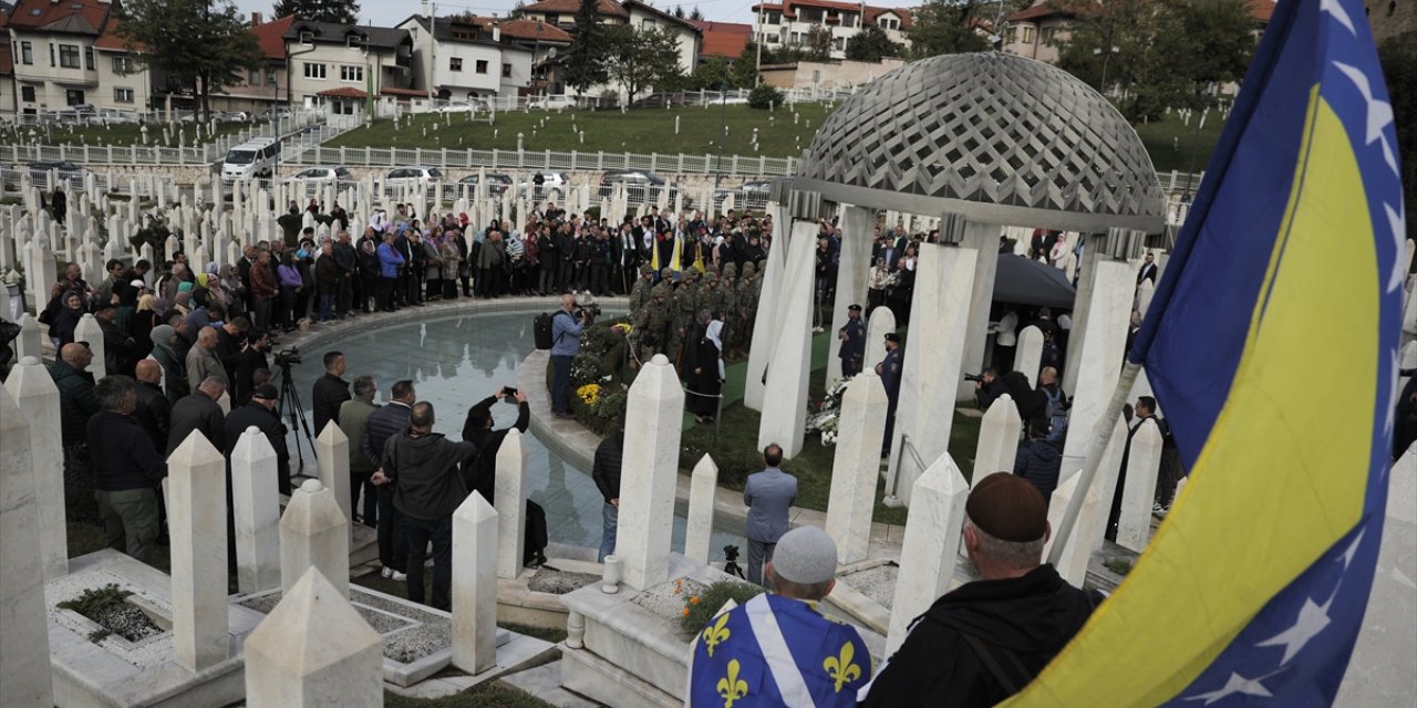 Bosna Hersek'in ilk Cumhurbaşkanı İzetbegoviç, ölümünün 20. yılında kabri başında anıldı