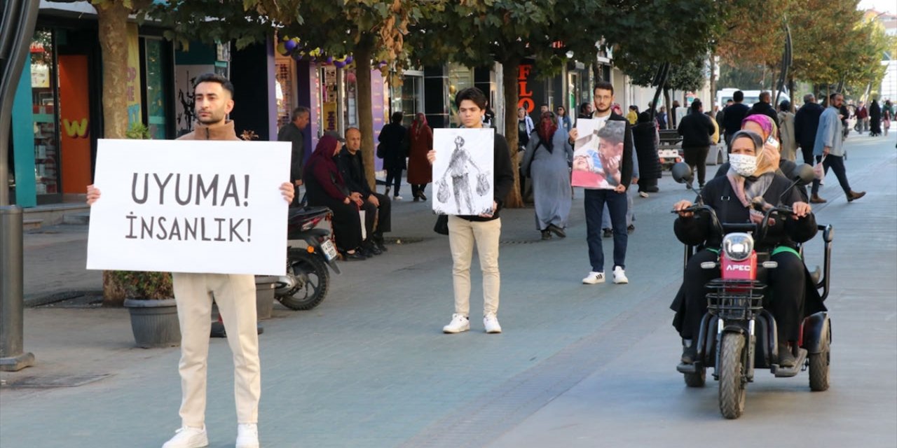 Bolu'da üniversite öğrencileri Filistin için "sessiz" eylem yaptı