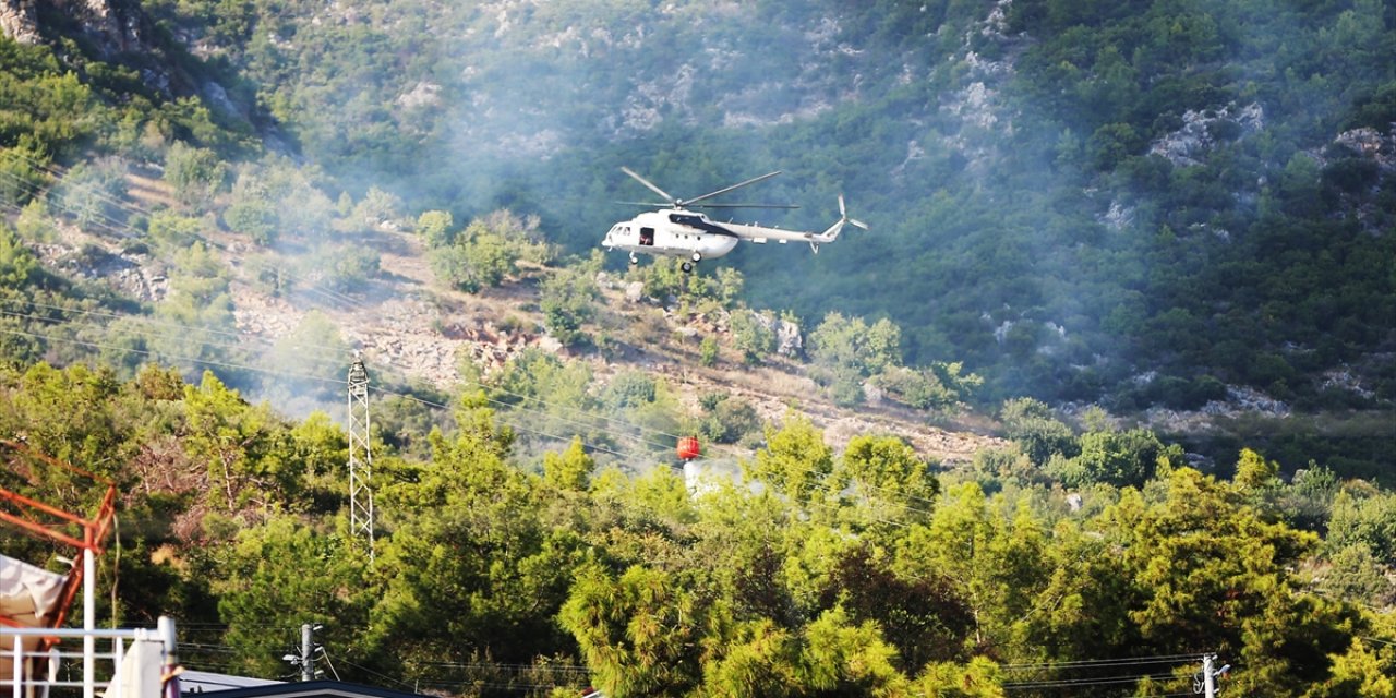 Alanya'da makilik ve ağaçlık alanda çıkan yangın söndürüldü