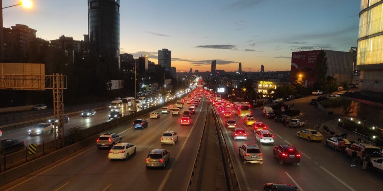 İstanbul'da akşam saatlerinde trafik yoğunluğu meydana geldi