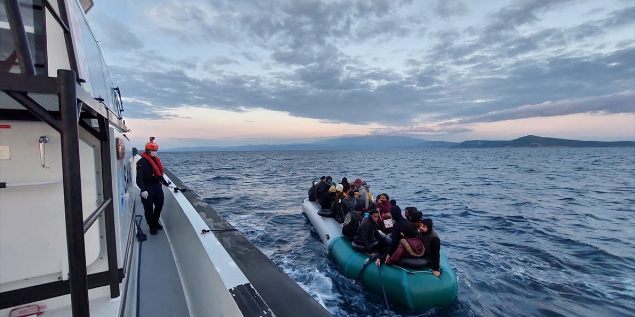 İzmir açıklarında 79 düzensiz göçmen kurtarıldı