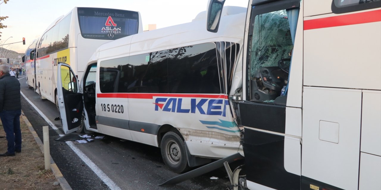 Çankırı'da işçileri taşıyan 3 otobüsle bir minibüsün karıştığı zincirleme kazada 36 kişi yaralandı