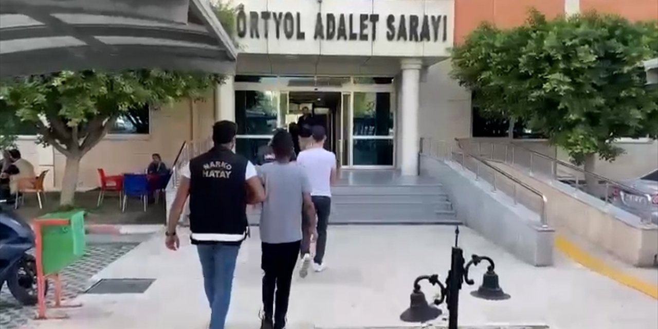 Hatay'da yedek lastiğinde uyuşturucu ele geçirilen araçtaki 2 zanlı tutuklandı