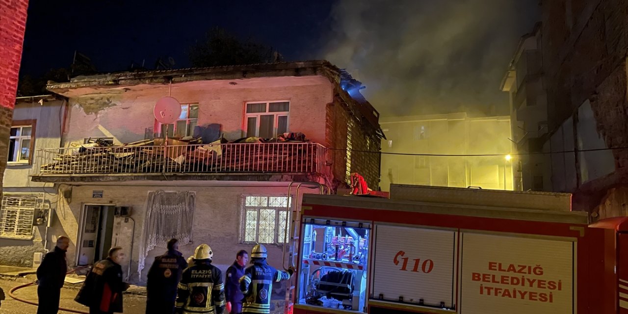 Elazığ'da binanın çatısında çıkan yangın söndürüldü