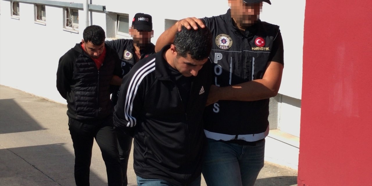 Adana'da kamyonetteki saman çuvallarından 66 kilo 684 gram esrar çıktı