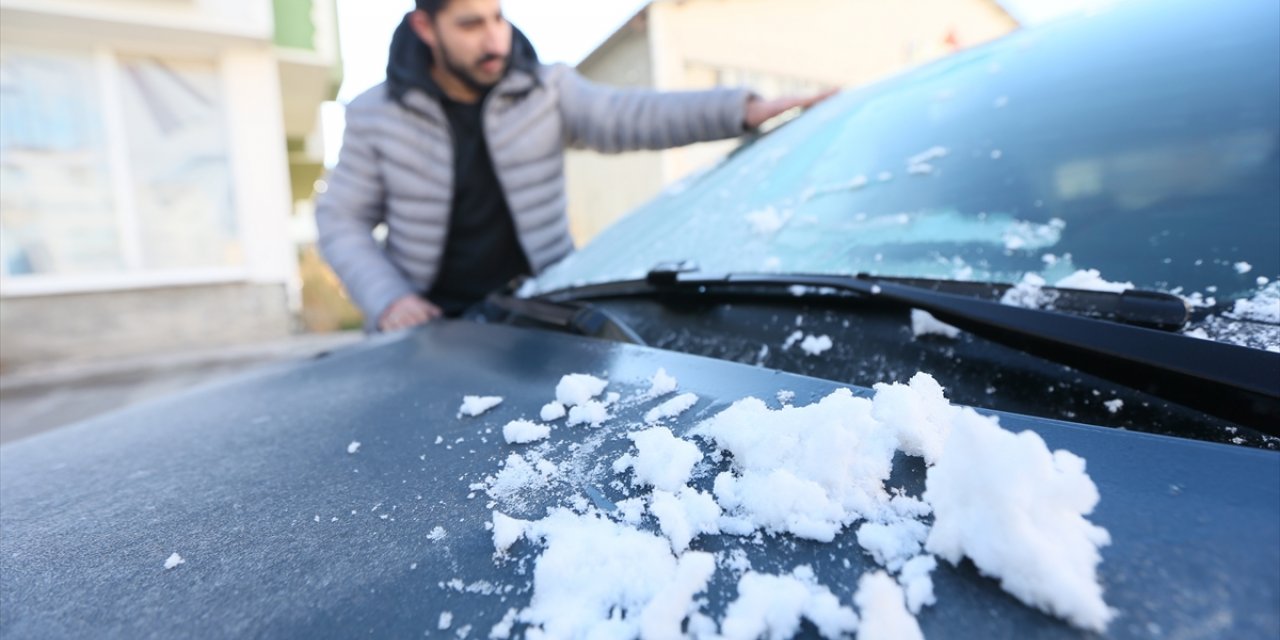 Kars ve Ağrı kent merkezinde soğuk hava, yükseklerinde ise kar etkili oldu