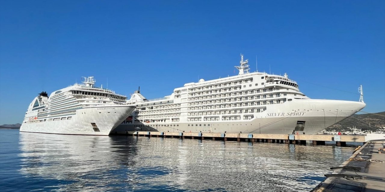 Bahamalar bayraklı yolcu gemileri "Silver Spirit" ve "Seabourn Encore" Bodrum'da