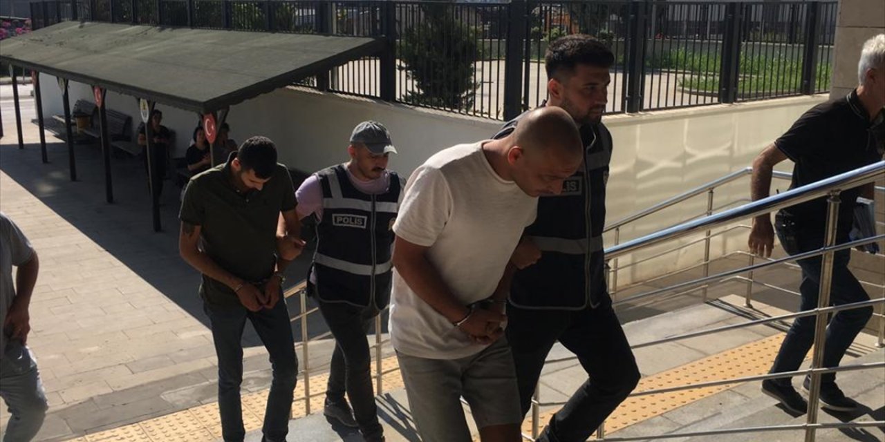 Mersin'de otomobil hırsızlığı iddiasıyla yakalanan 2 zanlıdan biri tutuklandı