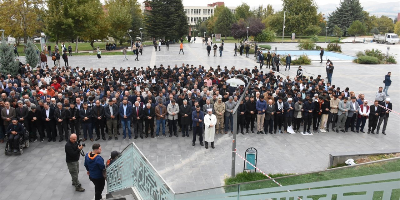 Deprem bölgesinde, Gazze'de hayatını kaybedenler için gıyabi cenaze namazı kılındı