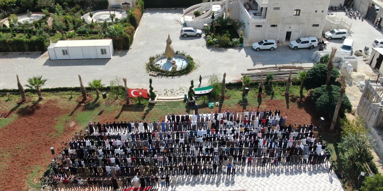 Gazze'de hayatını kaybedenler için Suriye'nin kuzeyinde gıyabi cenaze namazı kılındı