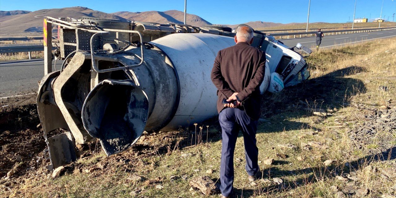 Ardahan'da devrilen beton mikserindeki 2 kişi yaralandı