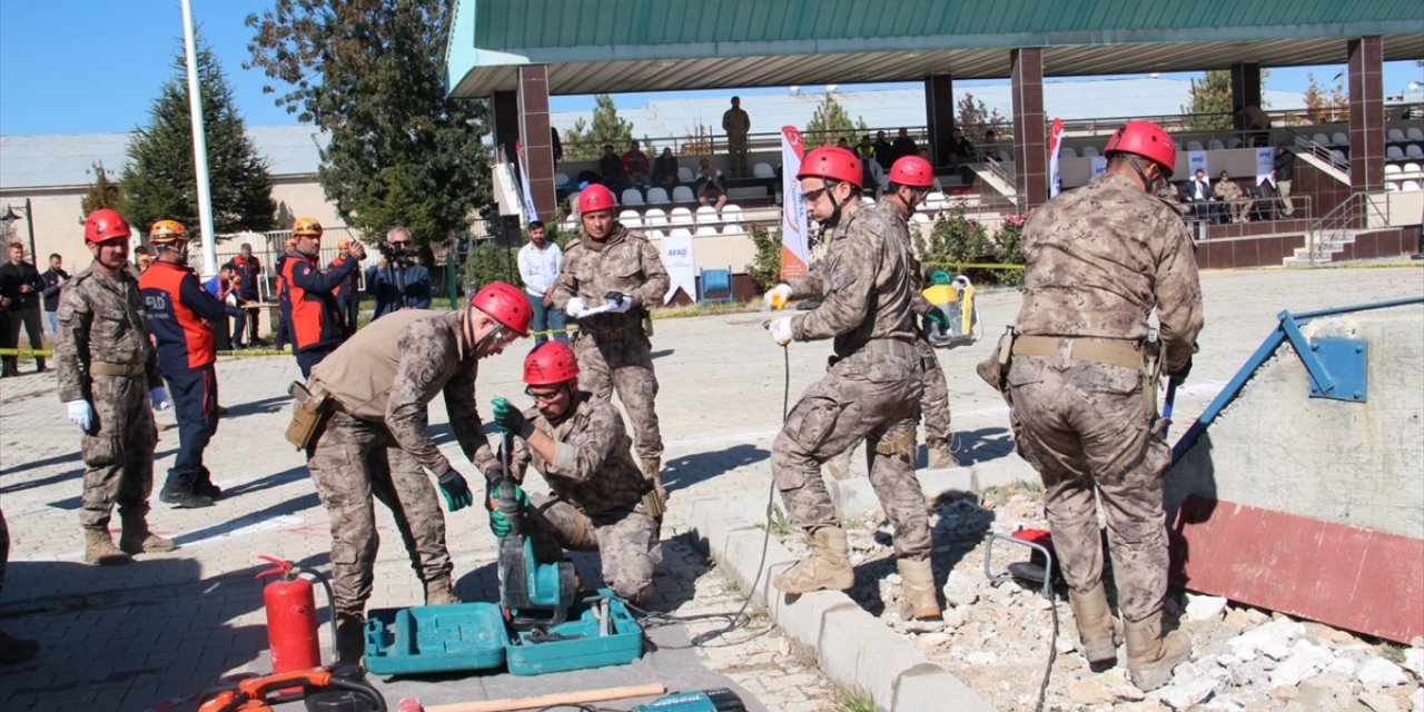 Van'da jandarma ve polislerin katılımıyla deprem tatbikatı yapıldı