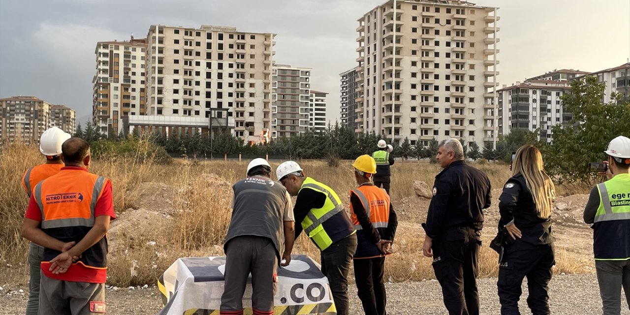 Malatya'da ağır hasarlı 13 katlı 2 bina patlayıcı kullanılarak yıkıldı