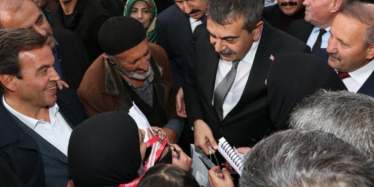 Bakan Tekin, Erzurum'daki AK Parti teşkilatlarını ziyaret etti