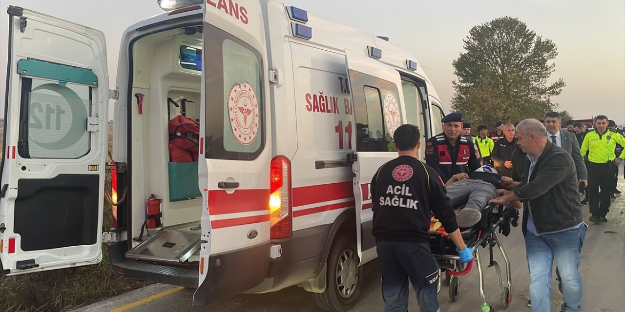 Edirne'de şüphelileri kovalarken traktörle çarpışan araçta 2 polis yaralandı