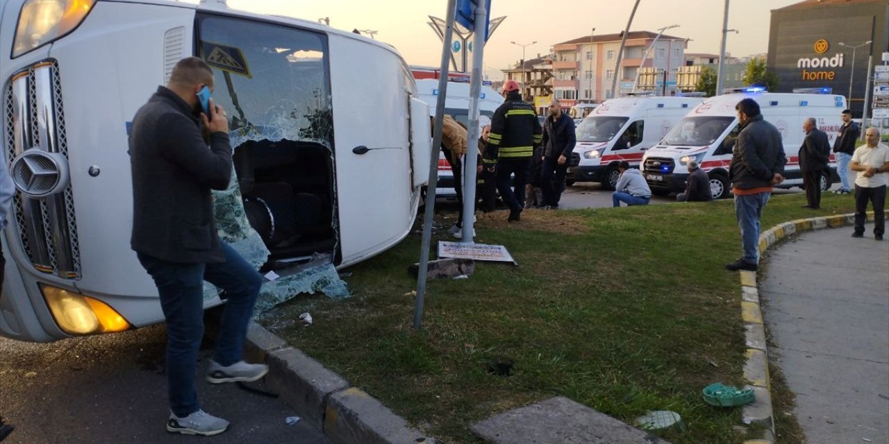 Kocaeli'de işçi servisi ile halk otobüsünün çarpıştığı kazada 11 kişi yaralandı