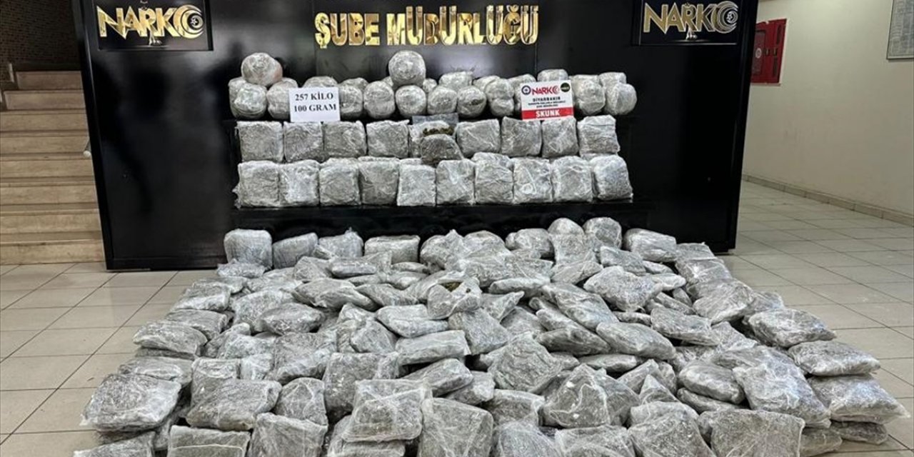 Diyarbakır'da 257 kilo skunk ele geçirildi