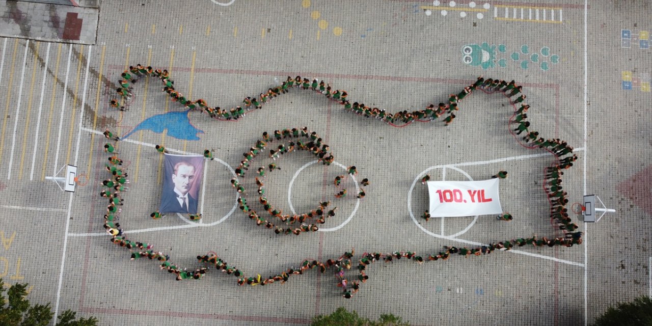 Malatya'da 100 öğrenci ile 100. yıl koreografisi oluşturuldu