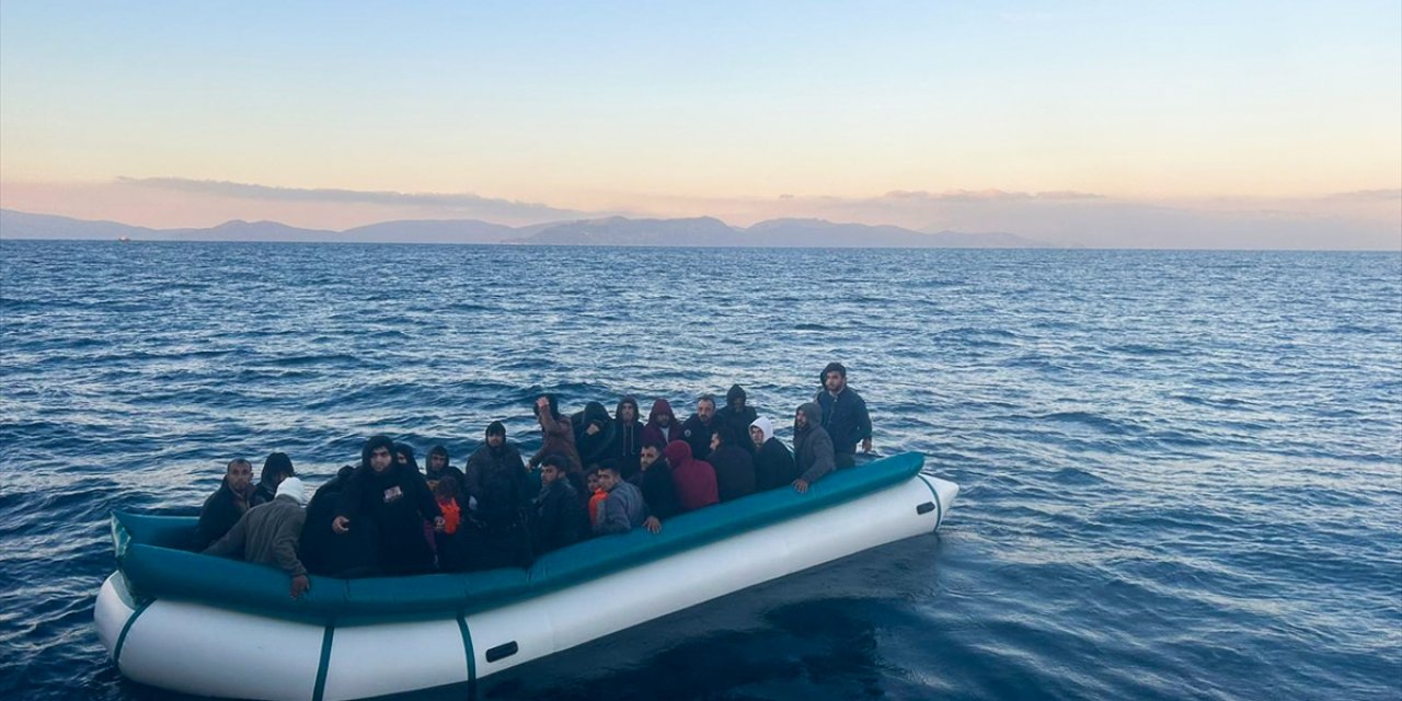 Kuşadası açıklarında geri itilen 75 düzensiz göçmen karaya çıkarıldı