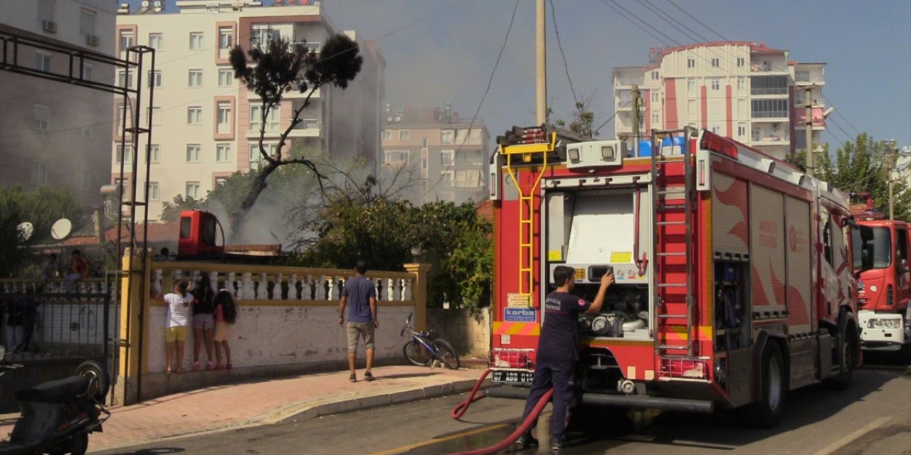 Antalya'da müstakil bir evde çıkan yangın söndürüldü