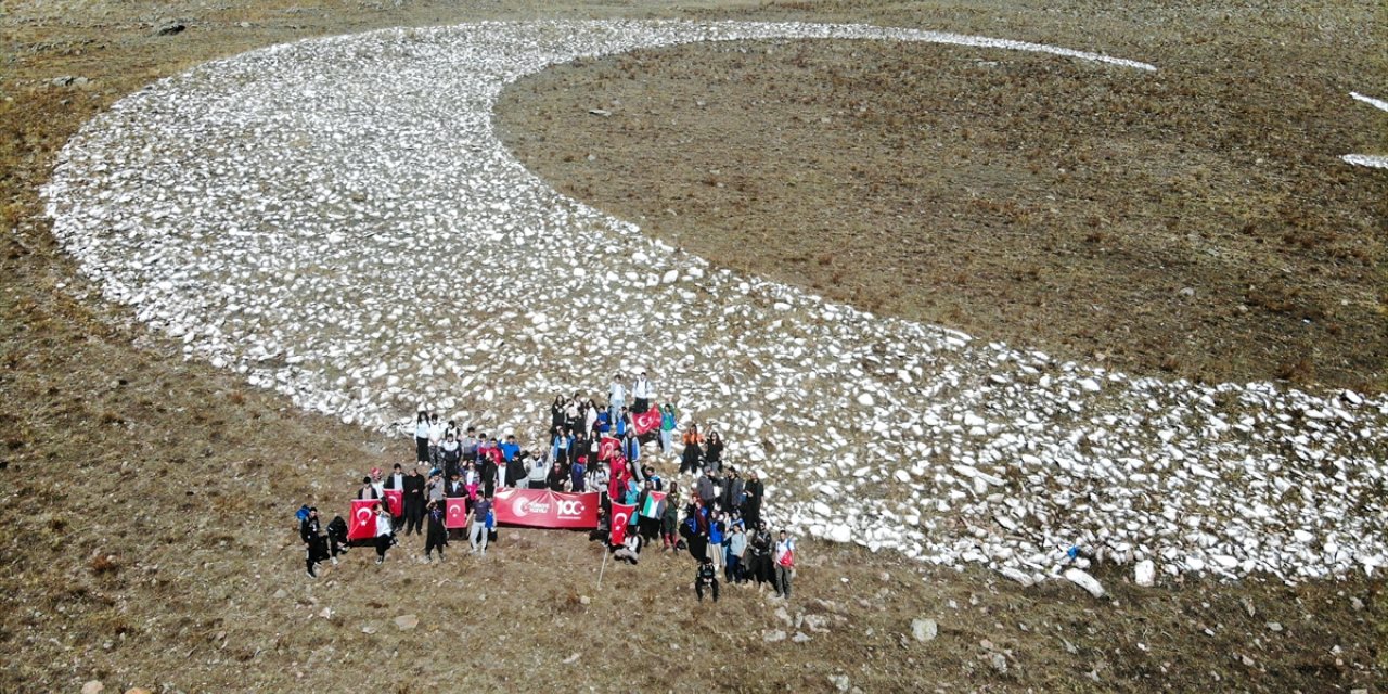 Ardahan'daki Yıldızlı Dağ'da "Cumhuriyet'in 100. yılı" yürüyüşü yapıldı