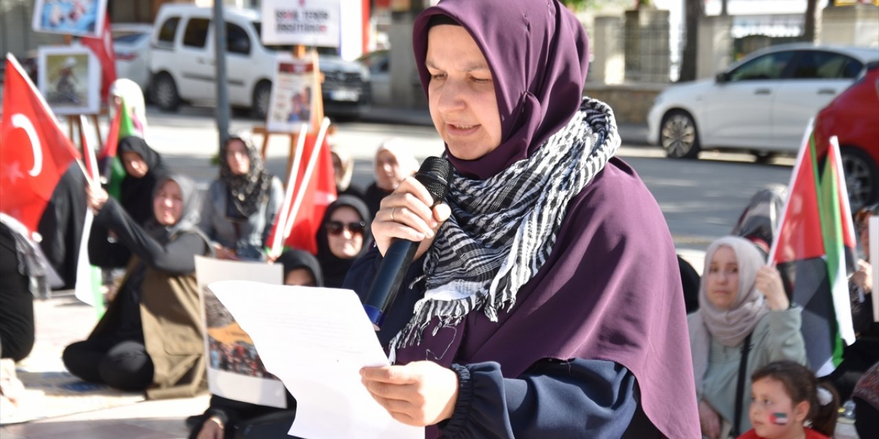 Bilecikli kadınlardan Gazze'de hayatını kaybedenler için oturma eylemi