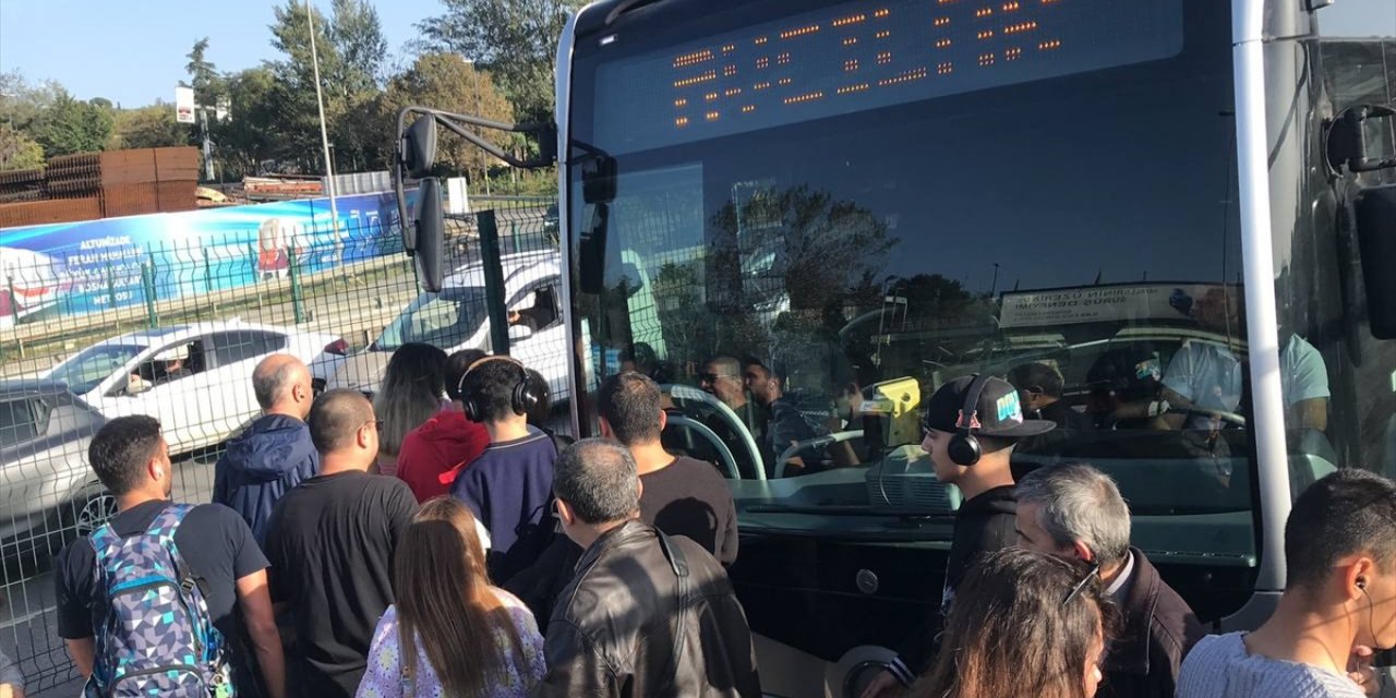 Üsküdar'da arızalanan metrobüs nedeniyle seferler aksadı