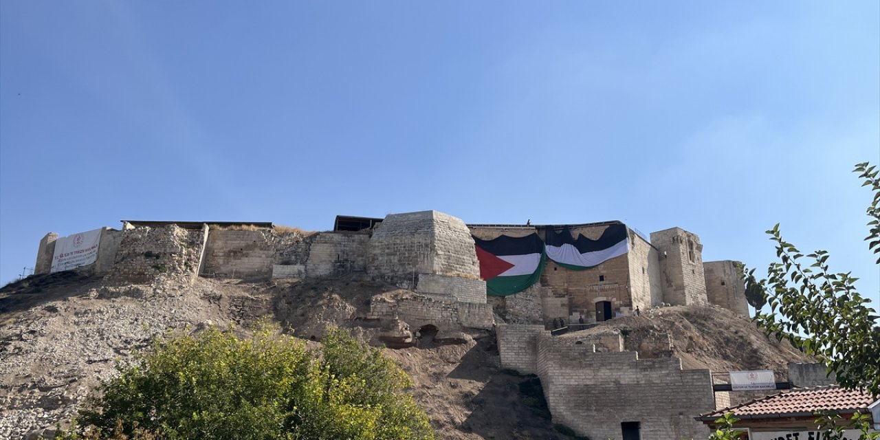 Tarihi Gaziantep Kalesi'ne Filistin bayrağı