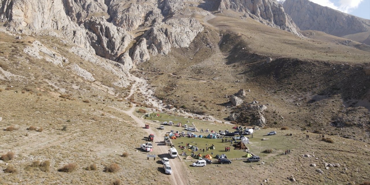 Niğde'ye farklı illerden gelen 100 dağcı Cumhuriyetin 100. yılında Aladağlar'a tırmanacak