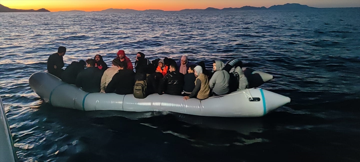 Muğla açıklarında 24 düzensiz göçmen kurtarıldı, 25 düzensiz göçmen yakalandı