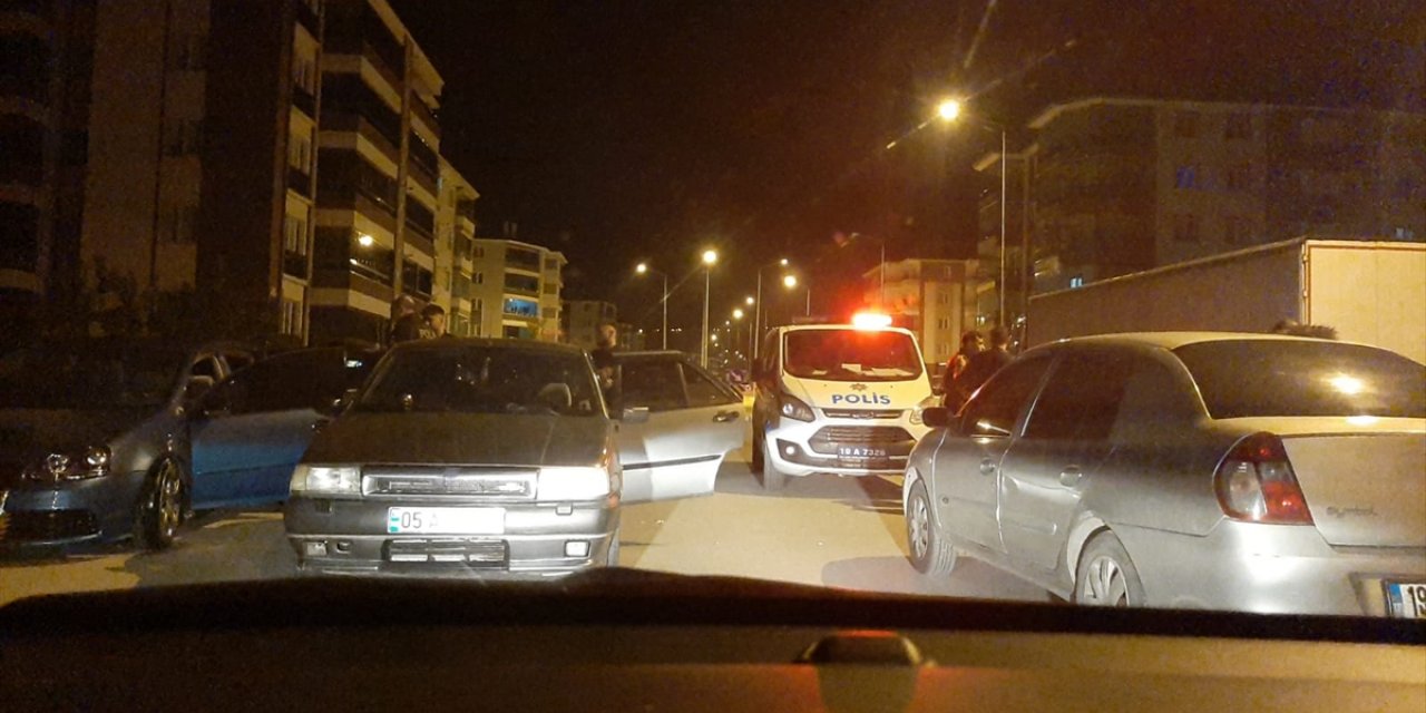 Çorum'da saat 22.00'den sonra otomobilde alkol satan 2 kişi yakalandı