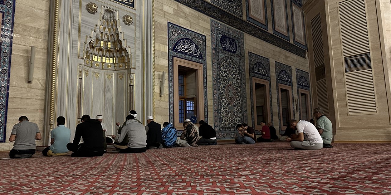 Adana'da sabah namazı sonrası Filistinliler için dua edildi