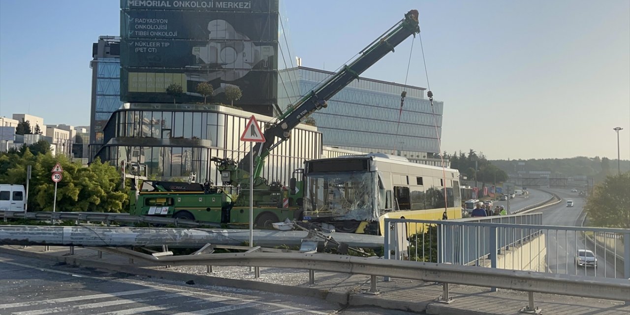 Bahçelievler'de yoldan çıkan İETT otobüsü aydınlatma direğine çarptı