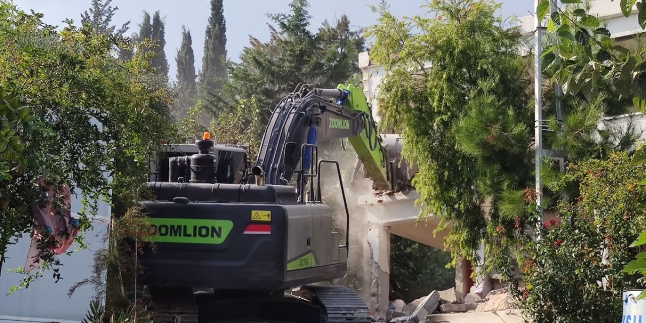 Hatay'da depremlerde ağır hasar alan 5 bina kontrollü yıkıldı