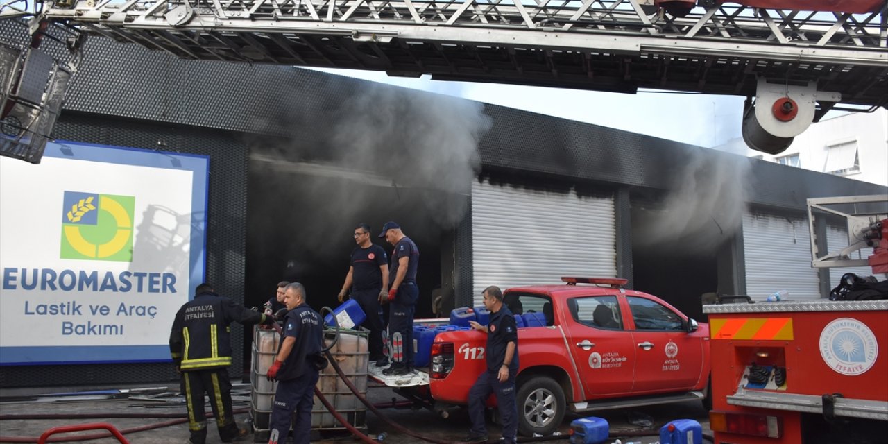 Antalya'da oto lastik deposunda çıkan yangına müdahale ediliyor