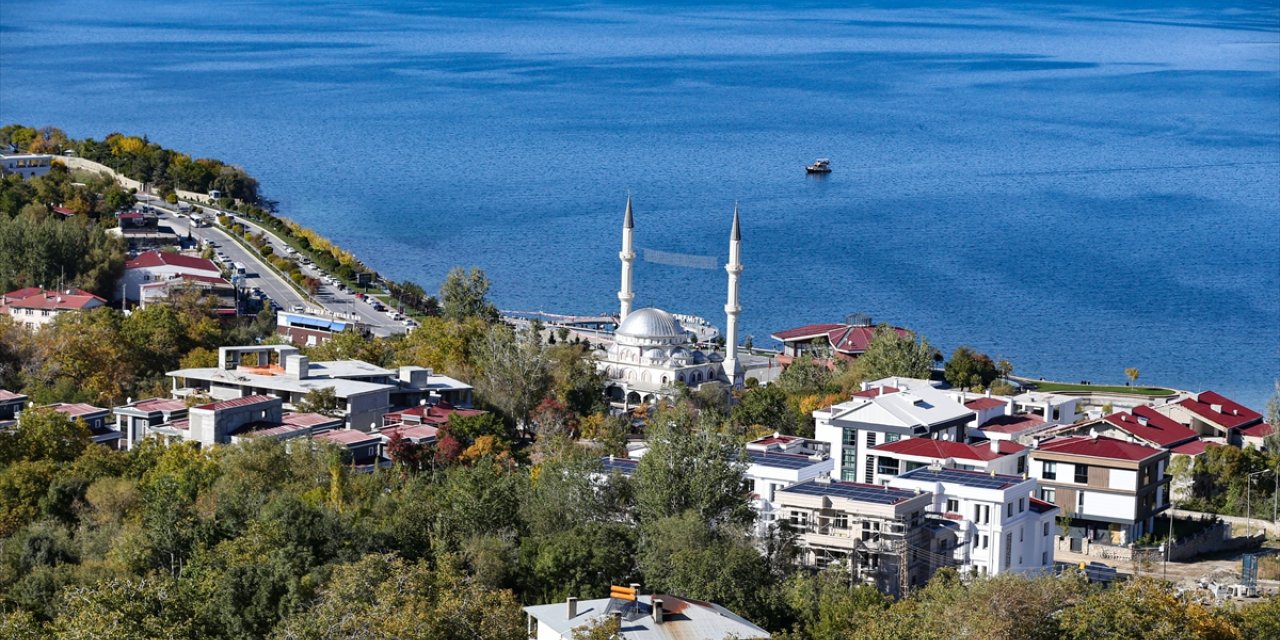 Van'da 12 yıl önce 644 kişinin hayatını kaybettiği depremlerin yaraları sarıldı