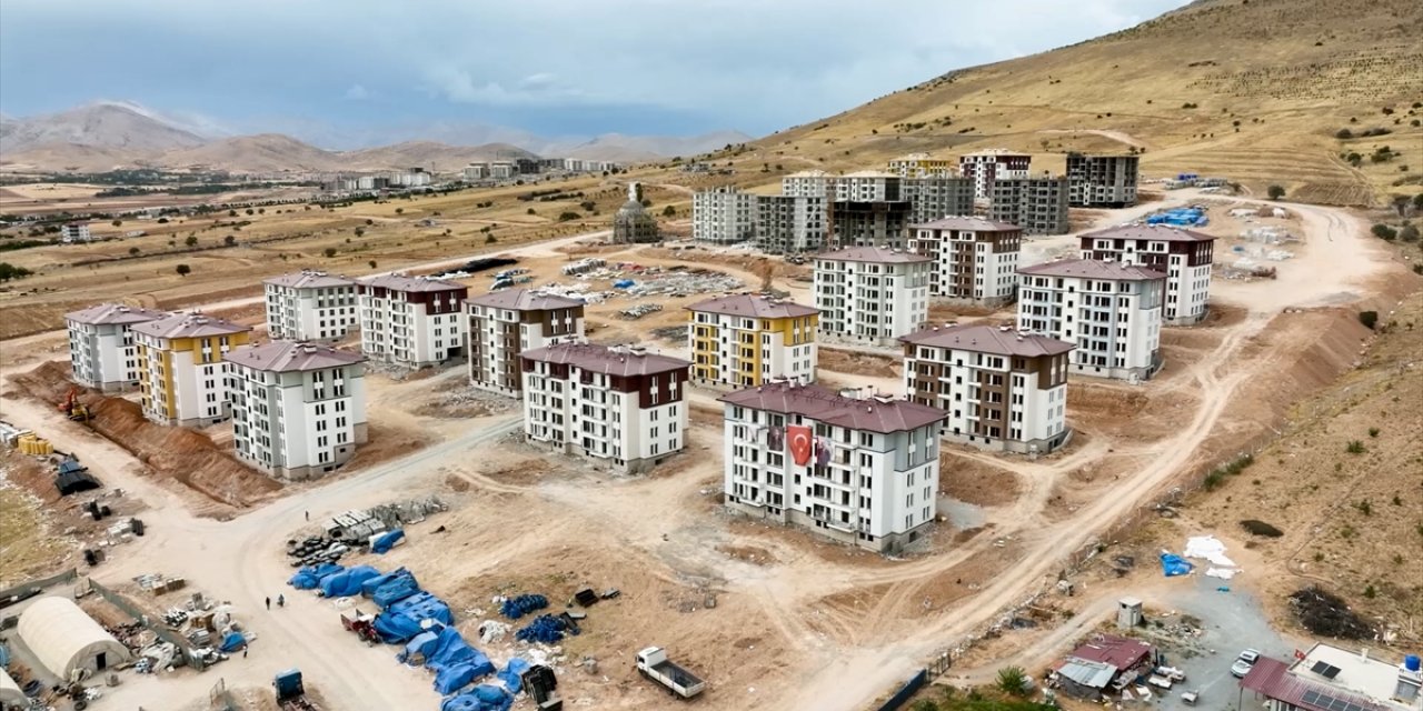 Bakan Özhaseki'den deprem konutlarıyla ilgili açıklama: