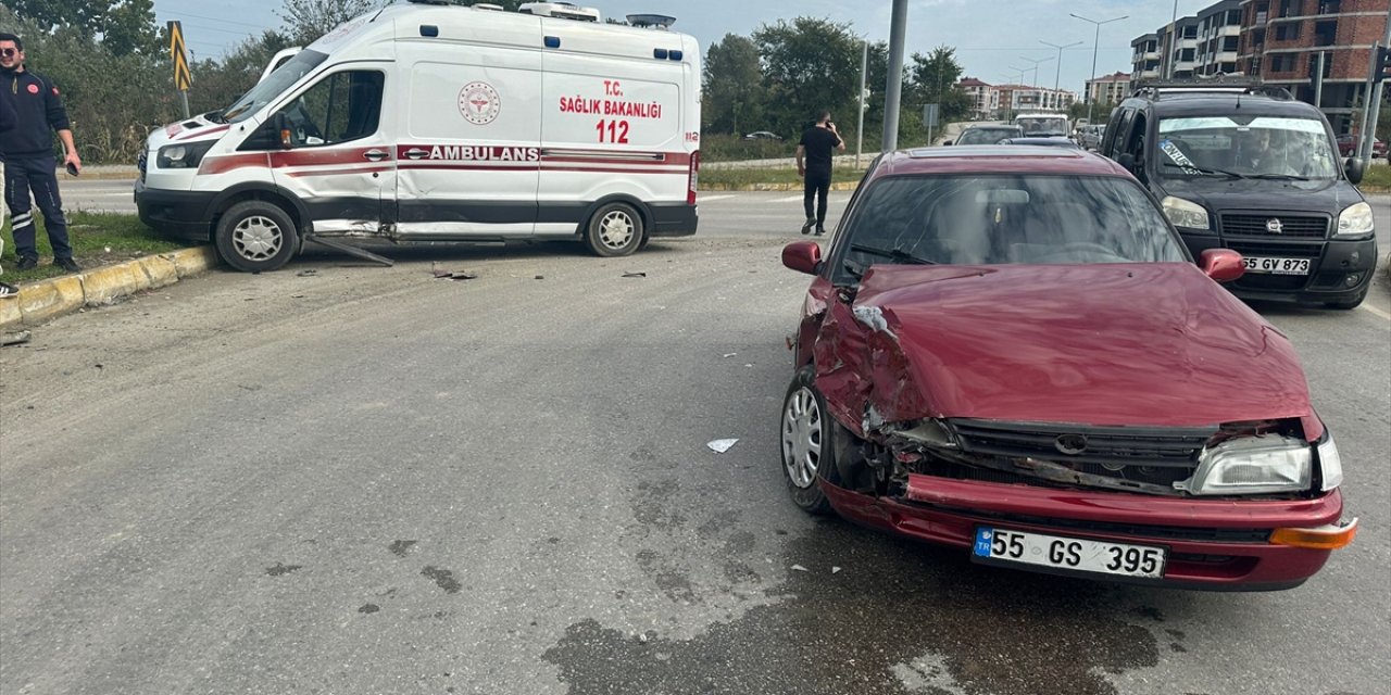 Samsun'da ambulans ile otomobilin çarpıştığı kazada 4 kişi yaralandı